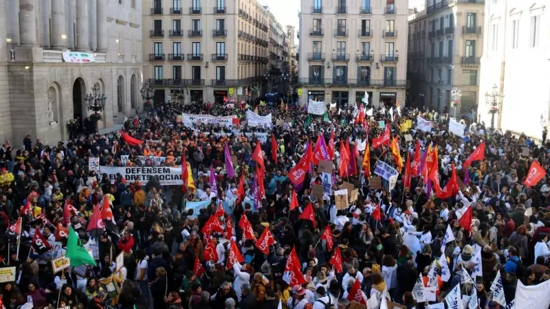 25/01/2023 - La plaça Sant Jaume de Barcelona plena de sanitaris i docents que es manifesten aquest dimecres.
