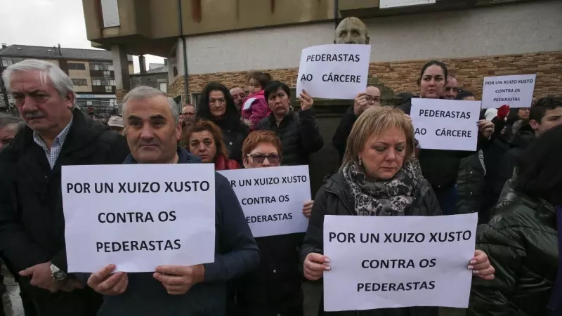 Un grupo de personas con pancartas en una concentración de repulsa por el caso de la niña violada en Baleira, a 21 de enero de 2023.