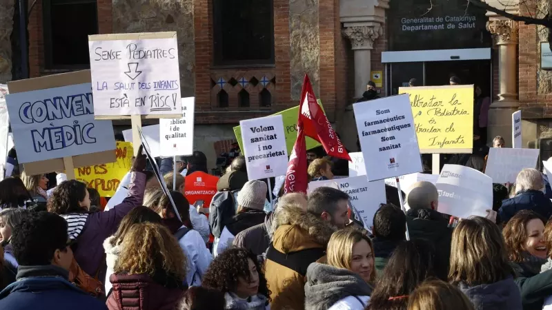 Metges manifestant-se davant del Departament de Salut.