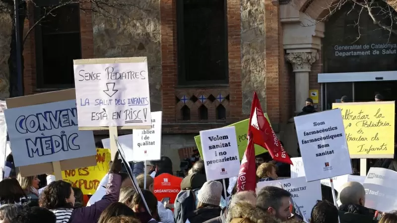 Metges manifestant-se davant del Departament de Salut.