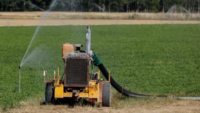 Una bomba de riego lanza agua en un campo de cultivo en Burgos.