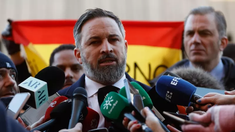 El presidente de Vox, Santiago Abascal (c), hace declaraciones en el Tribunal Constitucional el 19 de enero de 2023.