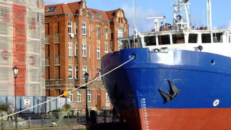 Barco atracado en la ciudad polaca de Gdansk.