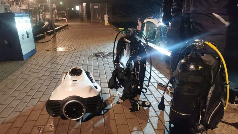 Equipo alquilado por los españoles para sumergirse en una noche de tormenta en las aguas gélidas del Báltico.