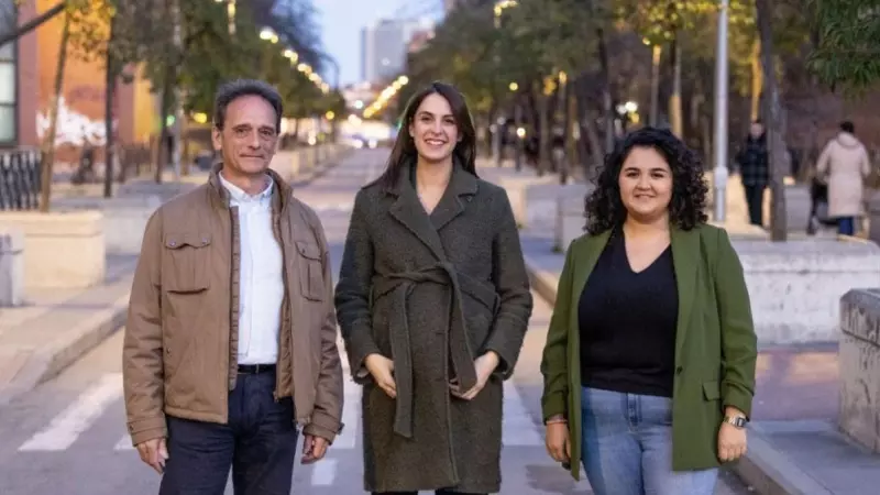 La candidata a la Alcaldía de Madrid, Rita Maestre, junto a Luis Nieto y Catalina Abell, de Verdes Equo.
