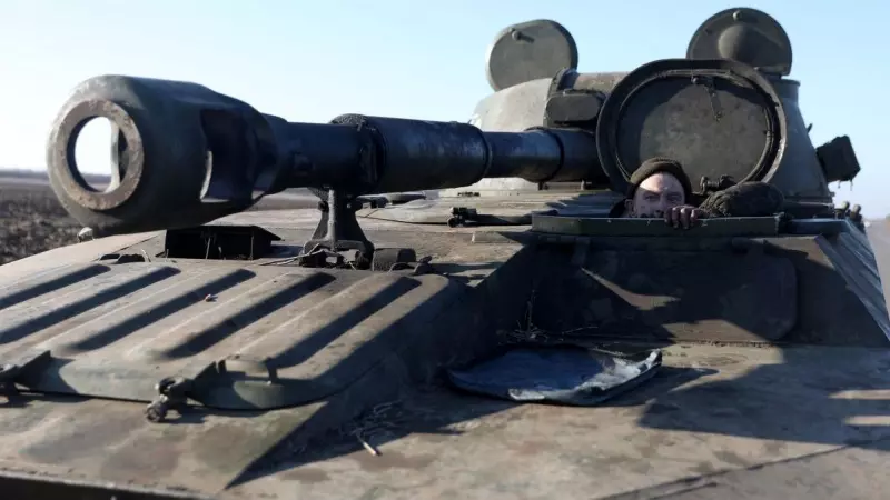 Un militar ucraniano se asoma desde un tanque en una carretera en la región de Donetsk, a 26 de enero de 2023.