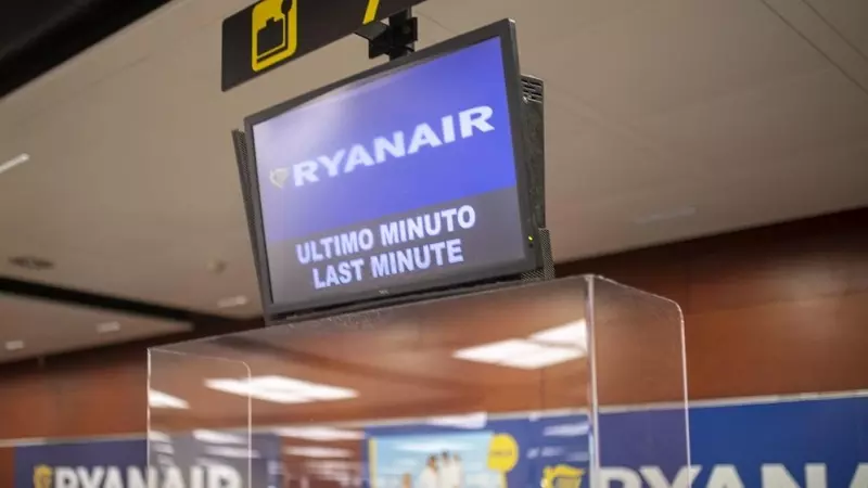 27/01/2022. Una pantalla de Ryanair en el Aeropuerto Barcelona-El Prat, a 8 de agosto de 2022.