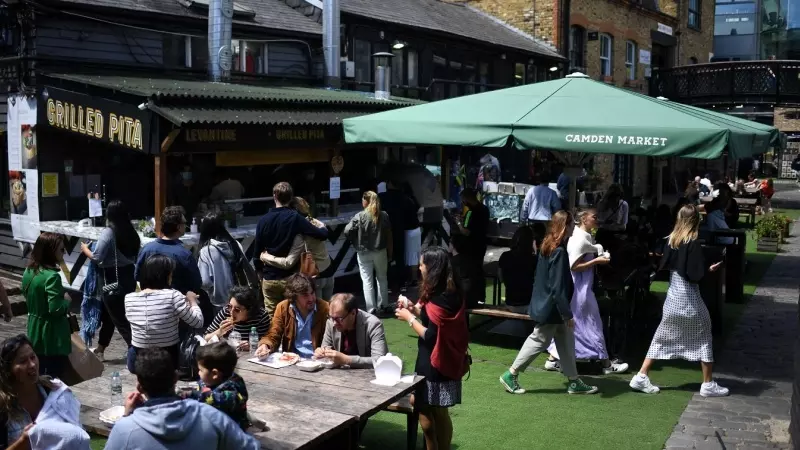 Una imagen de los puestos de comida de Camden Market, el mercado en el popular barrio londinense del mismo nombre. AFP/Daniel Leal