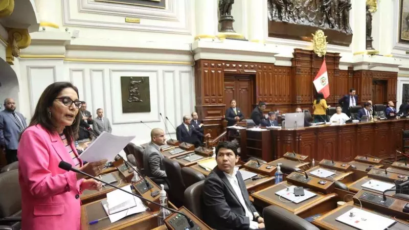 El pleno del Congreso de Perú aprobando la propuesta de reconsiderar la fecha de adelanto de las elecciones generales en el país para este año.