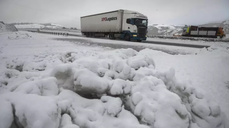 Un camión circula por la autovía de la Meseta A-67, este viernes, que ha permanecido cerrada por causa de la nieve.