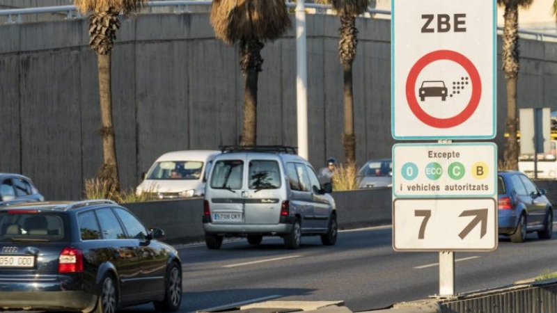 Un cartel que indica la Zona de Bajas Emisiones en el área de Barcelona.