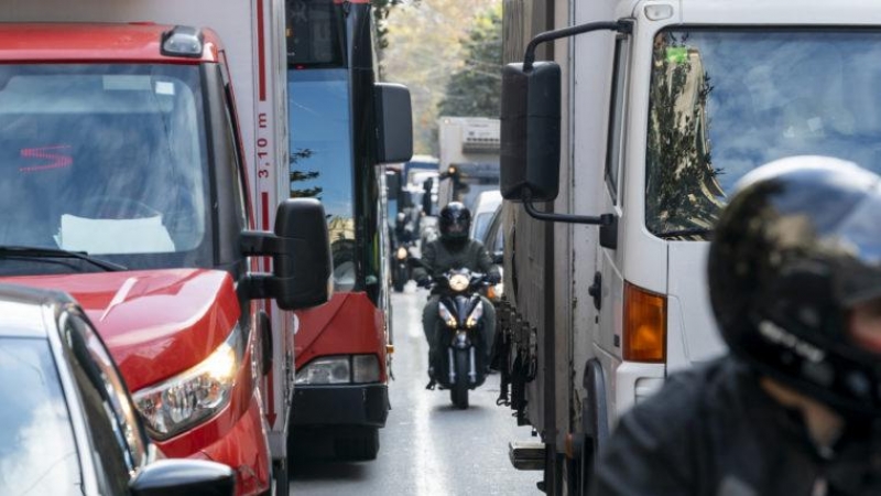 El tráfico es uno de los principales agentes contaminadores del aire en Barcelona.
