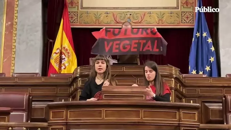 Militantes de Futuro Vegetal se pegan al atril del Congreso de los Diputados