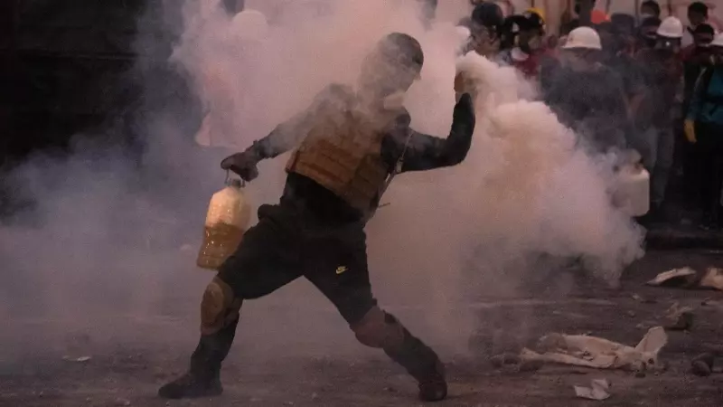 Un manifestante choca con la policía antidisturbios durante una protesta contra el gobierno de la presidenta peruana Dina Boluarte