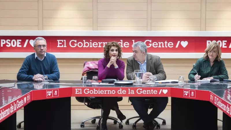 La ministra de Hacienda, María Jesús Montero (c), conversa con Santos Cerdán, vicecoordinador general de Organización, ante la portavoz del Comité Electoral, Pilar Alegría (d) durante la reunión de los miembros del Comité Electoral este lunes en la sede s