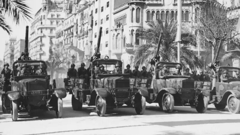 Una altra imatge del 'Desfile de la Victoria', en el curt tram entre l’avinguda Diagonal, a l’altura del carrer de Balmes, i la cruïlla amb passeig de Gràcia (el Cinc d’Oros).