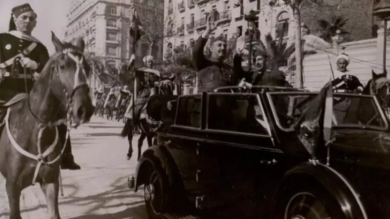 El general Francisco Franco, acompanyat del general Fidel Dávila, ministre de la Guerra i cap del Ejército del Norte, desfilen en cotxe descobert per la Diagonal, al principi del 'gran desfile de la Victoria'.