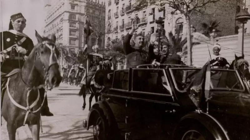 El general Francisco Franco, acompanyat del general Fidel Dávila, ministre de la Guerra i cap del Ejército del Norte, desfilen en cotxe descobert per la Diagonal, al principi del 'gran desfile de la Victoria'.