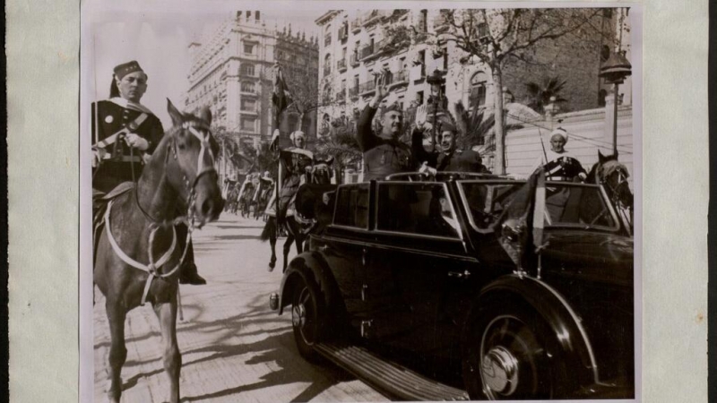 El general Francisco Franco, acompanyat del general Fidel Dávila, ministre de la Guerra i cap del Ejército del Norte, desfilen en cotxe descobert per la Diagonal, al principi del 'gran desfile de la Victoria'.