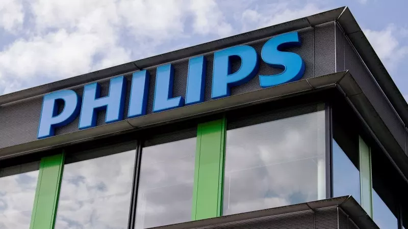 El logo de Philips en la sede de su división de equipos sanitarios, en la localidad neerlandesa de Best. REUTERS/Piroschka van de Wouw