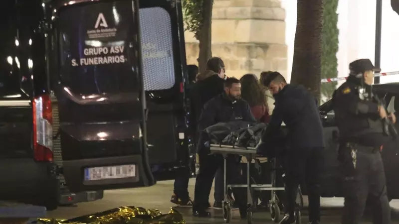 Momento del levantamiento del cadaver del sacristán por parte de los servicios funerarios, a 25 de enero de 2023 en Algeciras, Cádiz (Andalucía, España). El sacristán de la Iglesia de la Palma de Algeciras ha fallecido y el cura de la Iglesia de San Isidr