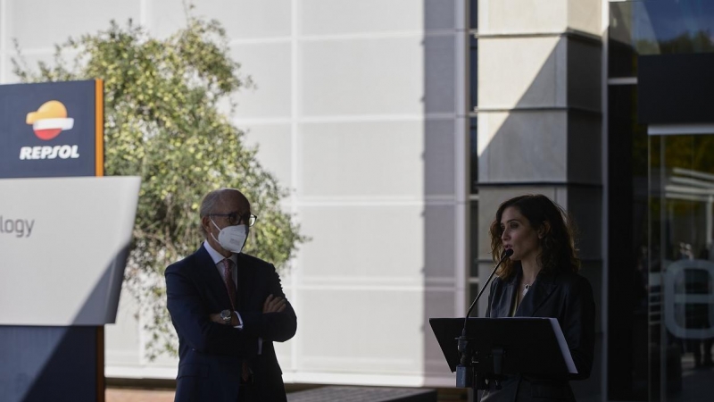 La presidenta de la Comunidad de Madrid, Isabel Díaz Ayuso, junto al presidente de Repsol, Antonio Brufau, en un acto de 2021.