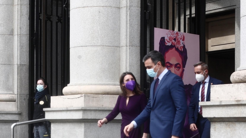La ministra de Igualdad, Irene Montero, y el presidente del Gobierno, Pedro Sánchez, a su salida del acto institucional con motivo del 8 de marzo, Día Internacional de la Mujer