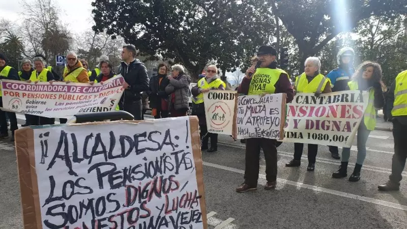 Los pensionistas llevan a los tribunales a la concejala de Santander que les 'ordenó' irse del Ayuntamiento en una movilización