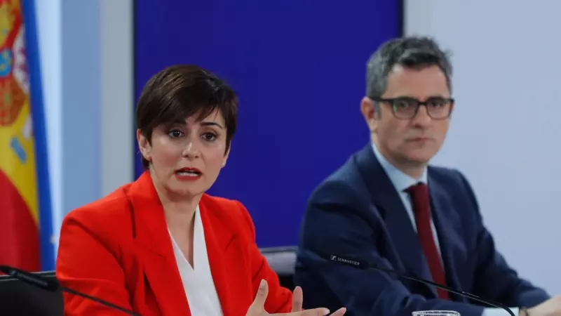 La ministra de Política Territorial y portavoz del Gobierno, Isabel Rodríguez (i) y el ministro de Presidencia, Félix Bolaños durante la rueda de prensa posterior a la reunión del Consejo de Ministros,