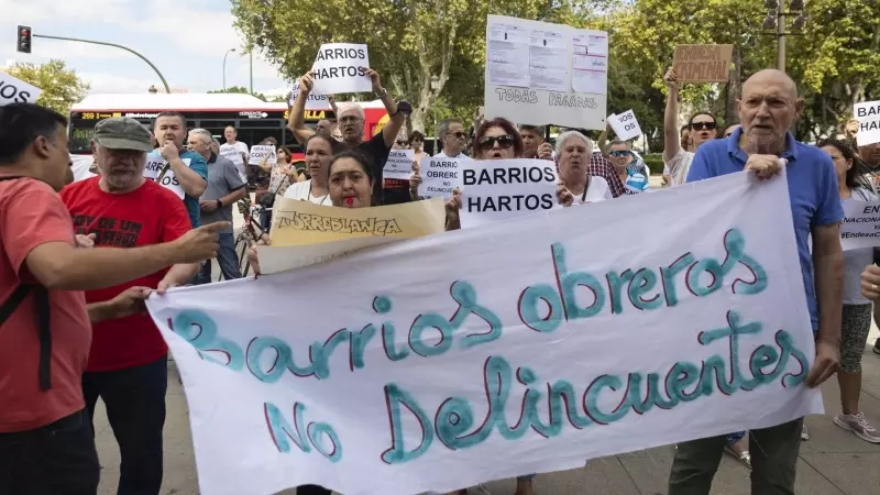 Los vecinos afectados por los cortes de luz durante la protesta este verano ante el Palacio de San Telmo para exigir 'soluciones urgentes..