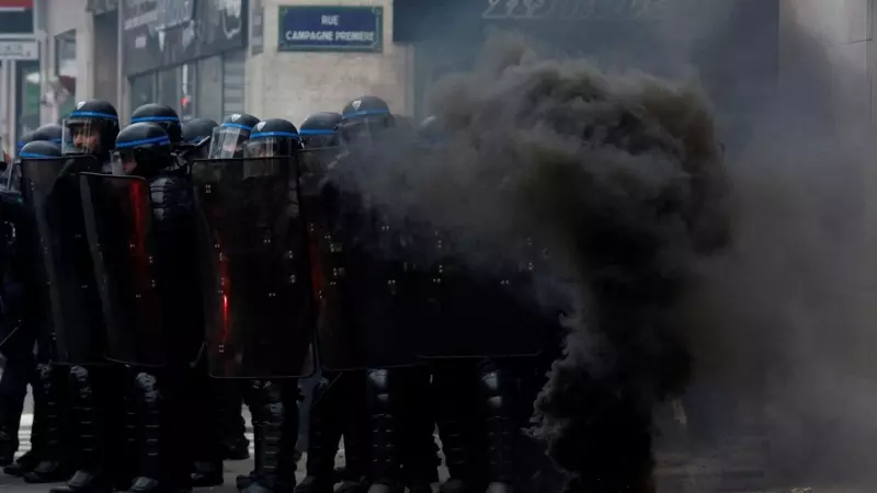 Agentes de policía toman posición durante una protesta contra la reforma de las pensiones del Gobierno de Francia, en París, a 31 de enero de 2023.