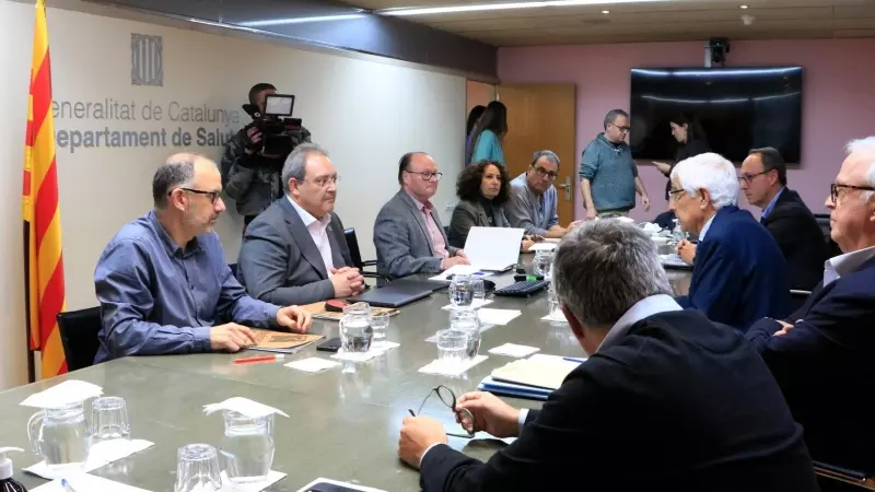 Representants del sindicat Metges de Catalunya i responsables del Departament de Salut, encapçalats pel conseller Manel Balcells, en una reunió per negociar millores organitzatives i assistencials al sistema sanitari.