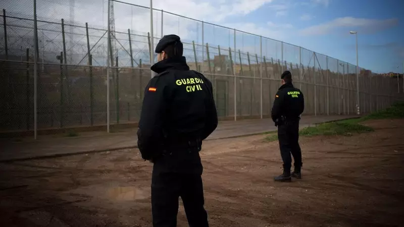 Imagen de archivo de dos agentes de la Guardia Civil junto a la valla de Melilla.