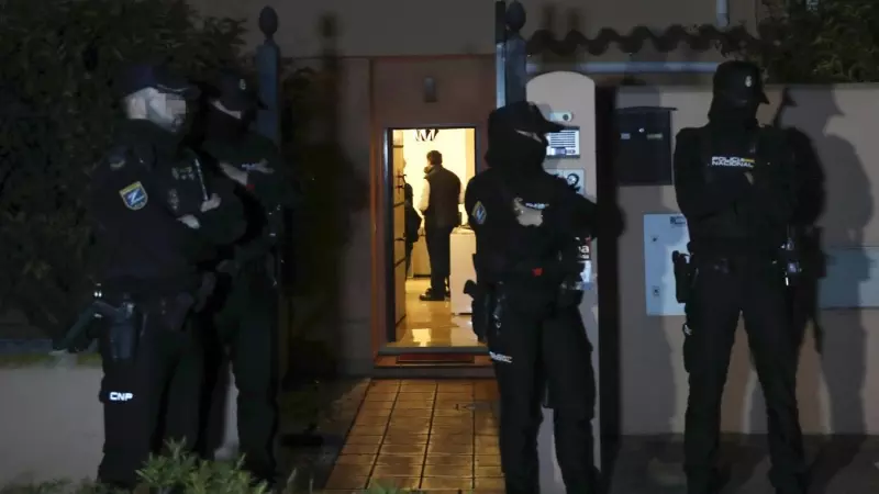 Agentes de la Policía en la entrada de la vivienda donde se ha producido el crimen.