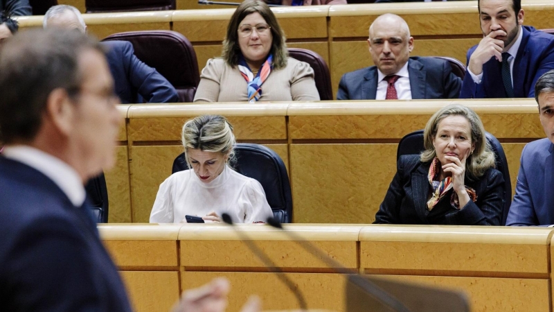 El presidente del Gobierno, Pedro Sánchez, escucha al líder del PP, Alberto Núñez Feijóo, el pasado martes en el Senado.