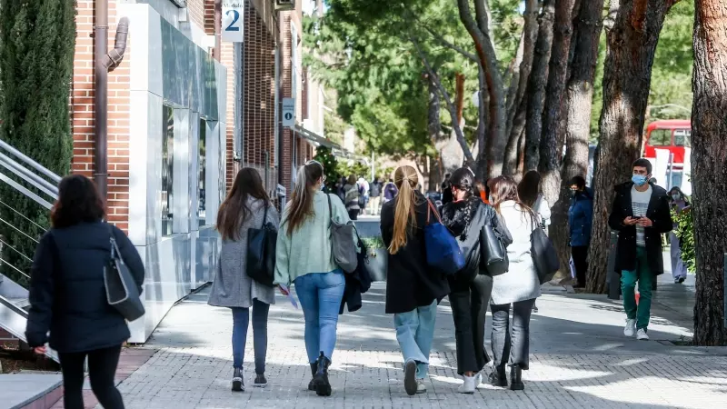 Jóvenes a la salida de la universidad en Madrid a 10 de enero de 2022