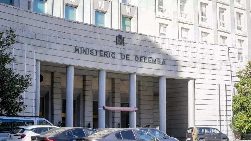 Fachada del Ministerio de Defensa donde se ha recibido un paquete bomba, a 1 de diciembre de 2022, en Madrid (España).