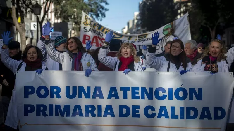 Varias personas, algunas con batas blancas, marchan durante una manifestación convocada por médicos y pediatras de Atención Primaria, a 1 de febrero de 2023, en Madrid (España).