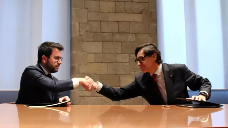 El president de la Generalitat, Pere Aragonès, i el primer secretari del PSC, Salvador Illa, es donen la mà després de signar l'acord per l'aprovació dels pressupostos del Govern del 2023.