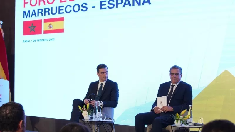 El presidente de Gobierno, Pedro Sánchez (i), y el primer ministro marroquí, Aziz Akhannouc (d), en el acto de clausura del Foro Empresarial España-Marruecos, que se celebra en el marco de la XII Reunión de Alto Nivel Marruecos-España, en el Rabat Marriot