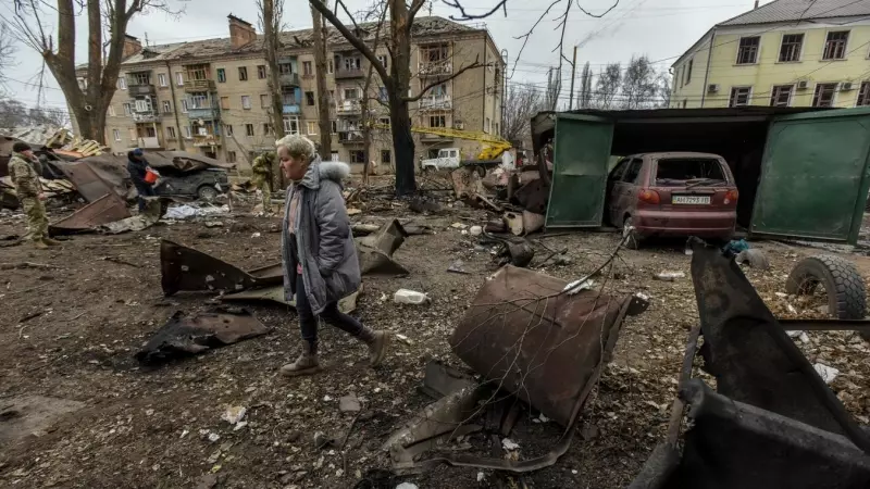 Una mujer camina cerca de un lugar atacado con cohetes rusos en la ciudad ucraniana de Konstyantynivka, en la región de Donetsk, a 28 de enero de 2023.