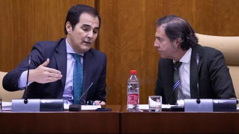 El consejero de Justicia, Administración Local y Función Pública, José Antonio Nieto, junto al presidente de la comisión, el diputado Vox, Benito Morillo.