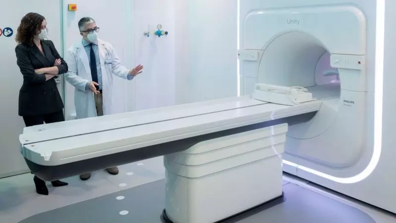 Isabel Díaz Ayuso observa el único sistema de radioterapia de precisión molecular guiada por resonancia magnética que existe en España, en el Hospital Carlos III, a 17 de diciembre de 2021, en Madrid.