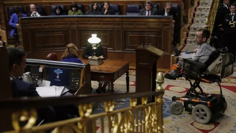 24/01/2023.- El portavoz parlamentario de Unidas Podemos, Pablo Echenique (d), interviene durante la sesión plenaria de este martes en el Congreso de los Diputados en Madrid. EFE/ Juan Carlos Hidalgo