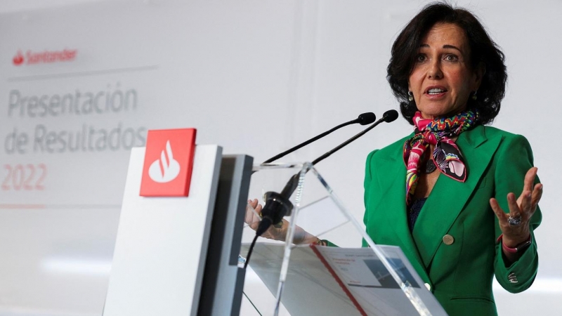 La presidenta del Banco Santander, Ana Botín, durante la presentación de los resultados de la entidad en 2022, en la sede corporativa de la localidad madrileña de Boadilla del Monte. REUTERS/Violeta Santos Moura