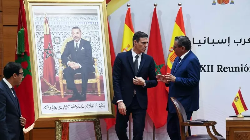 El presidente del Gobierno, Pedro Sánchez, junto al primer ministro de Marruecos, Aziz Ajanuch, en el cierre de la Reunión de Alton Nivel entre ambos países celebrada en Rabat.