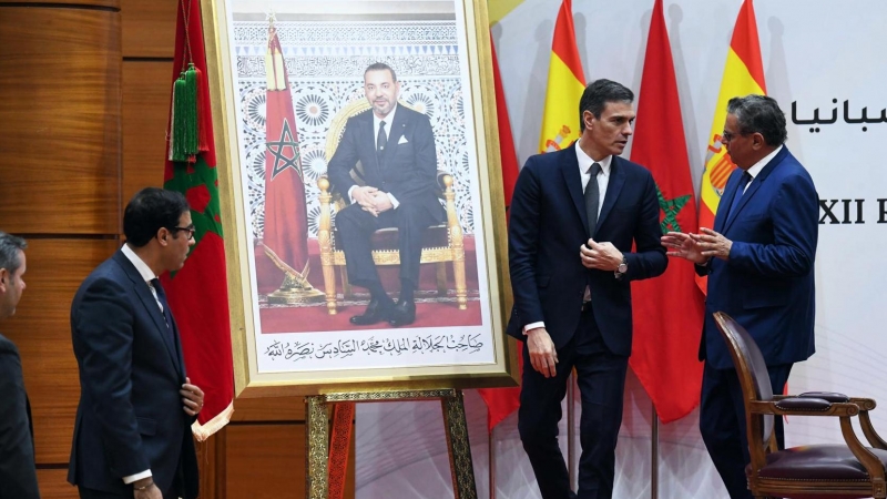 El presidente del Gobierno, Pedro Sánchez, junto al primer ministro de Marruecos, Aziz Ajanuch, en el cierre de la Reunión de Alton Nivel entre ambos países celebrada en Rabat.