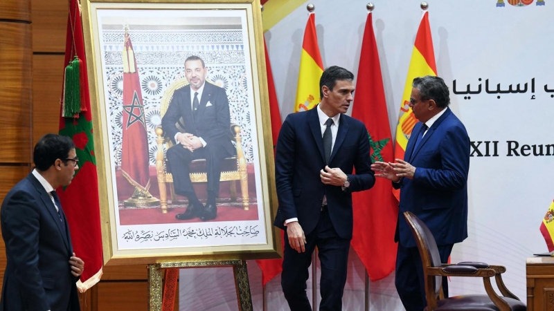 El presidente del Gobierno, Pedro Sánchez, junto al primer ministro de Marruecos, Aziz Ajanuch, en el cierre de la Reunión de Alton Nivel entre ambos países celebrada en Rabat.