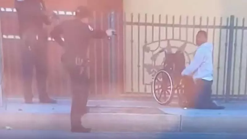 Dos policías frente a Anthony Lowe Jr., parado junto a su silla de ruedas, en la ciudad de Huntington Park, en el condado de Los Ángeles (California), el pasado 26 de enero.