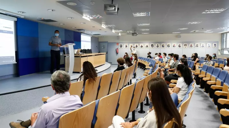 Un profesor expone durante una clase el temario a sus alumnos (Archivo).